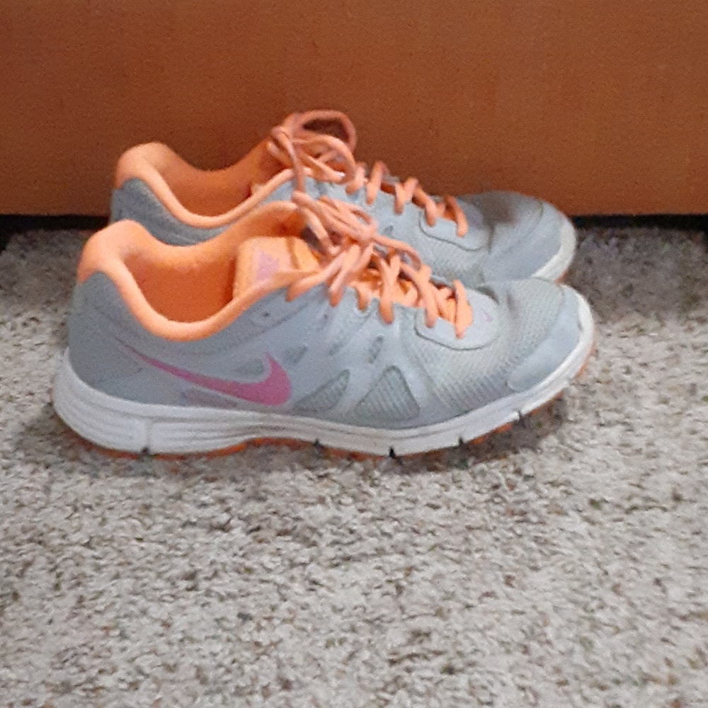 Womens Revolution 2 Nike size 8.5